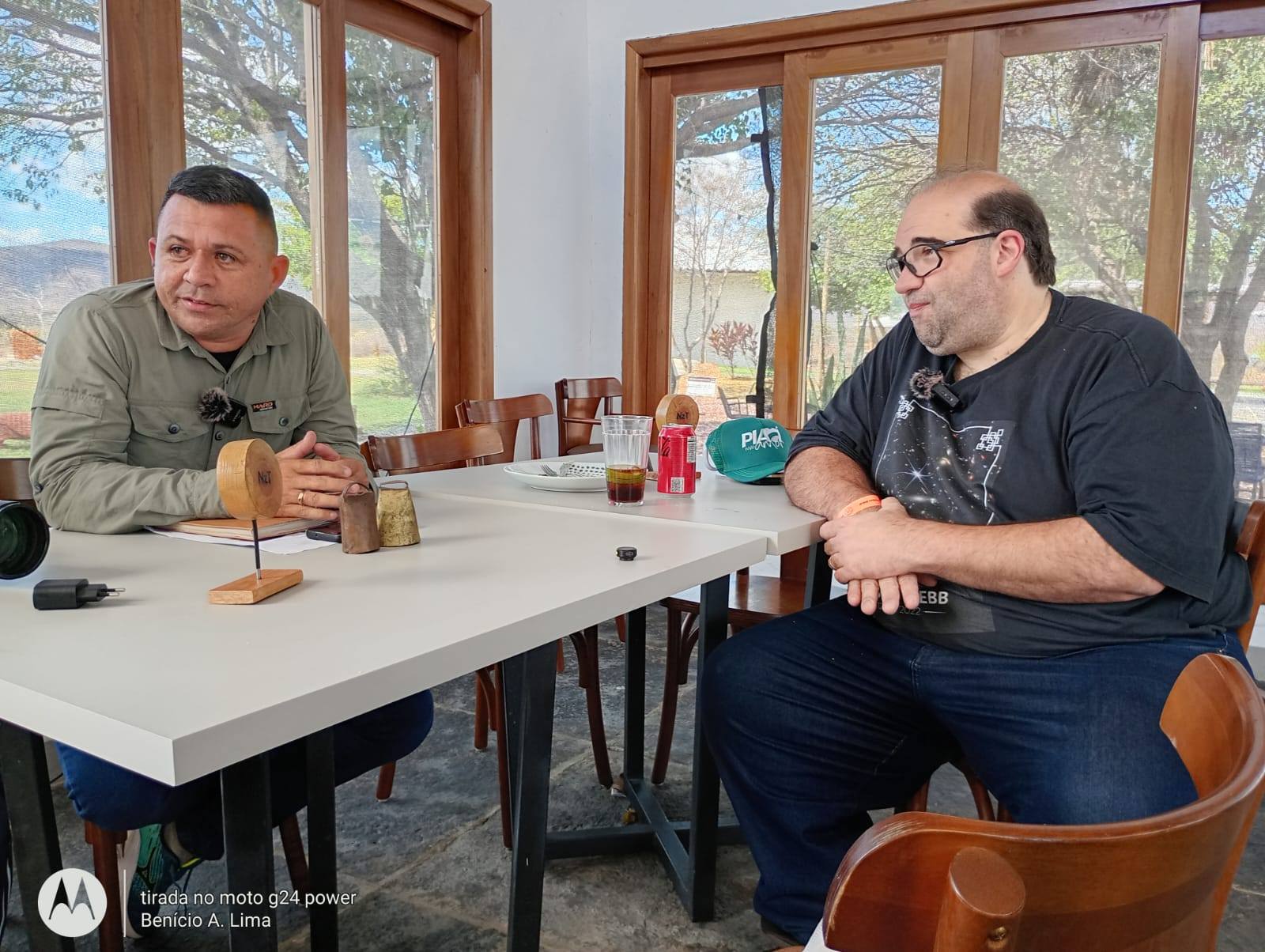 Historiador Augusto Júnior entrevista geofísico Sérgio Sacani em encontro sobre ciência